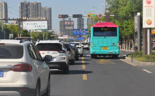 公交车一个接着一个c（一个公交车一个箭头什么意思）