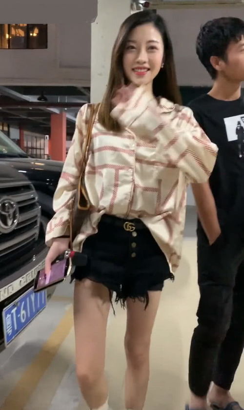 超短裙美女（超短裙小姐姐壁纸）