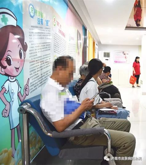 教授网上开会时被一女子闯入亲吻（教授 被骗）